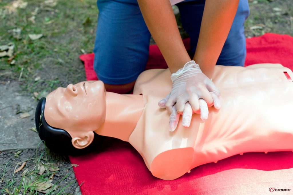 An einer Puppe wird die Herzdruckmassage durchgeführt.