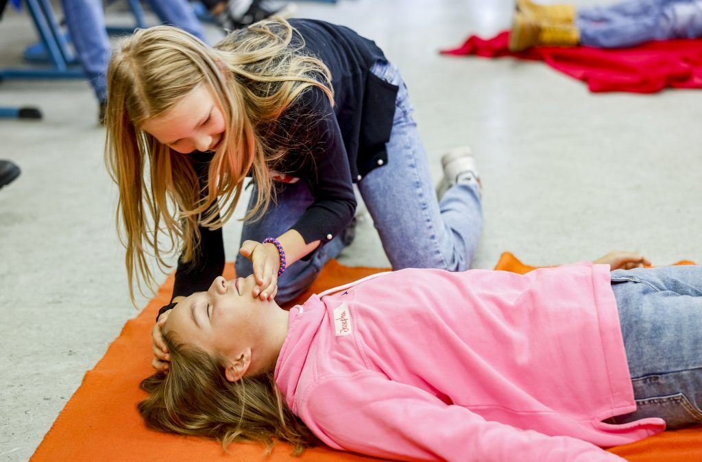 Zwei Schülerinnen üben das Überstrecken des Kopfes