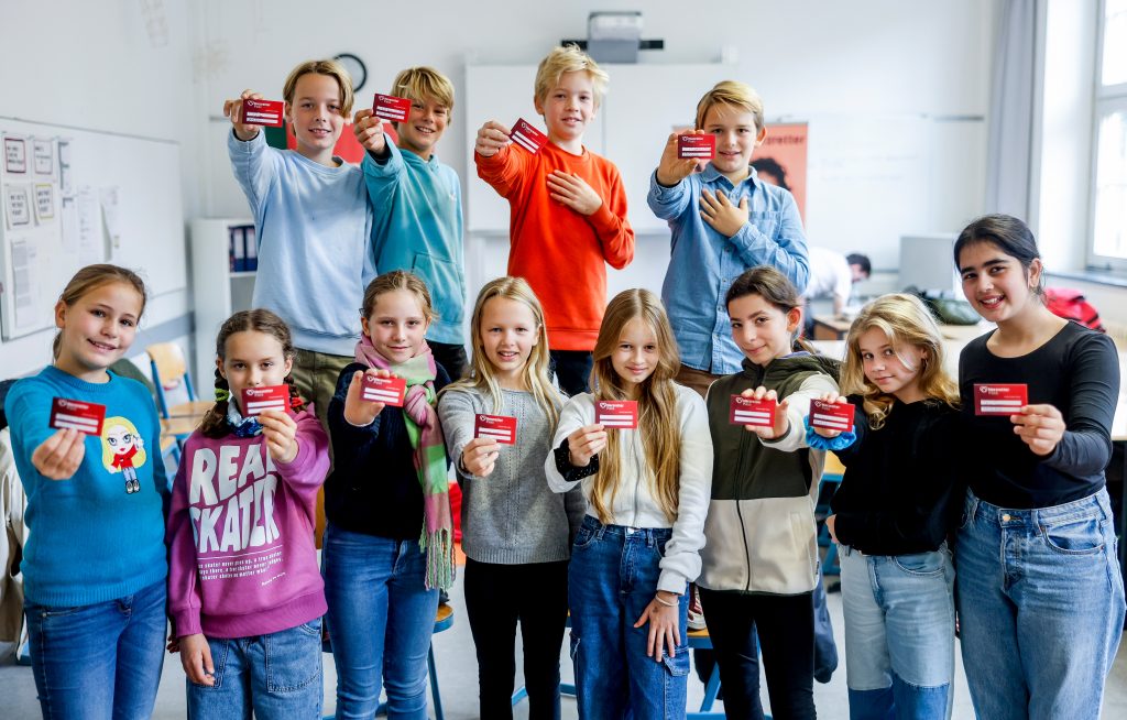 Stolze Gruppe von Schüler:innen mit Herzretterpass