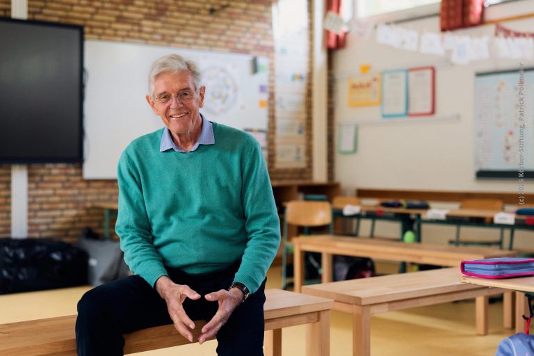 Dr. Martin Buchholz Porträtfoto im Klassenzimmer