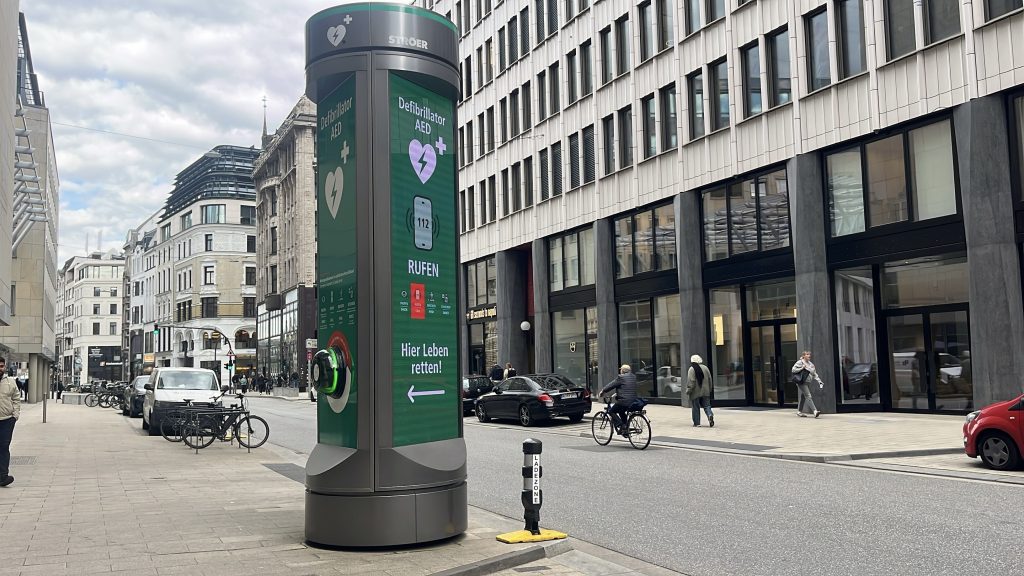 Ansicht der Litfasssäule mit integriertem Defibrillator