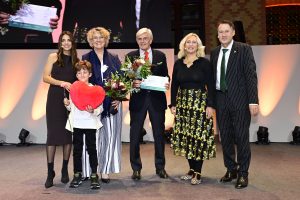 Herzretter im Gruppenfoto mit Laudatorin und Schirmherrin des Preises