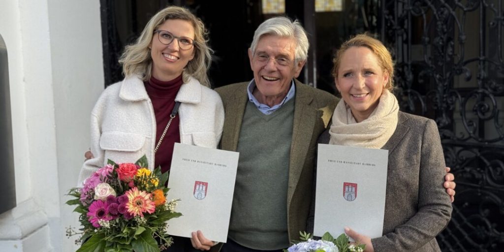 Die beiden Preisträgerinnen mit Dr. med. Martin Buchholz