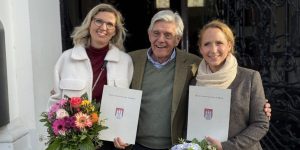 Die beiden Preisträgerinnen mit Dr. med. Martin Buchholz